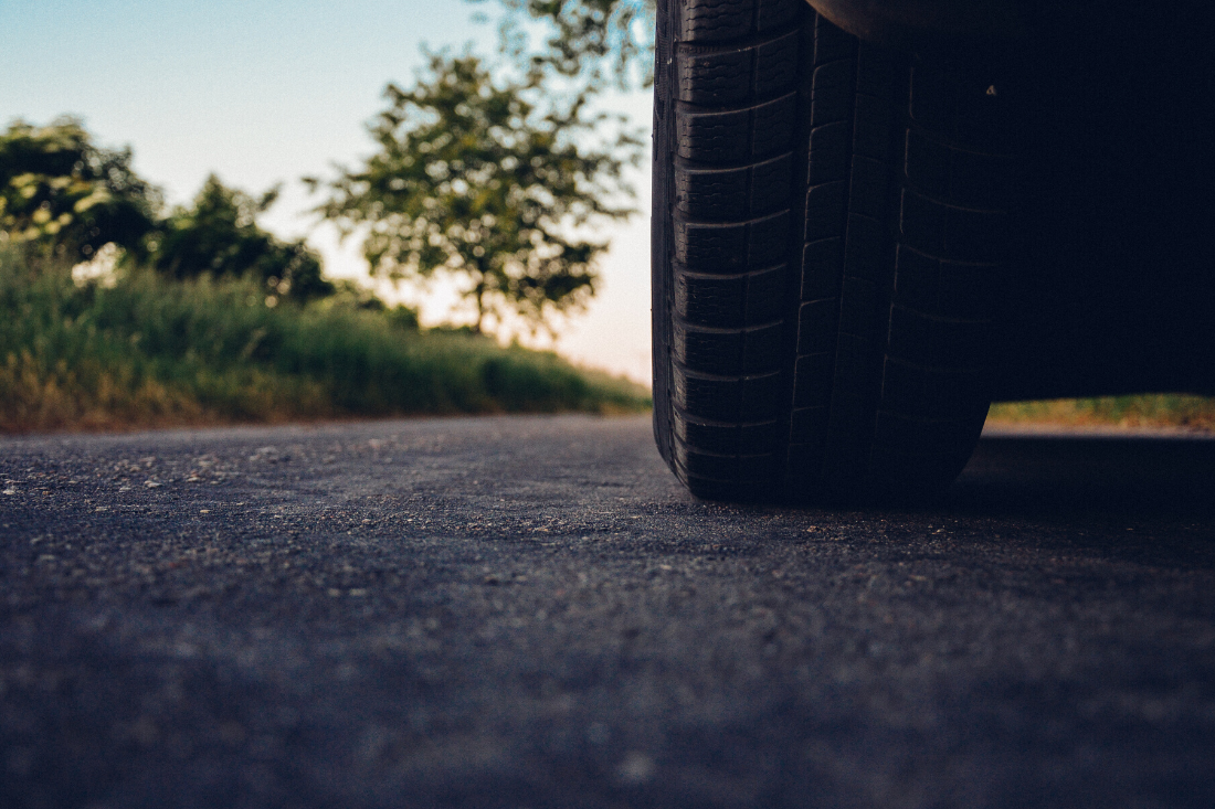Impact des revêtements des pneus et des routes sur la conduite